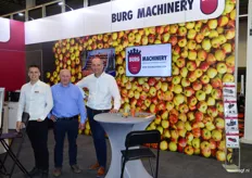 Jesse van Burg, Arie Verhoef en Jan Zandijk van Burg Machinery bv, zij presenteerden de nieuwe appel poetsunit voor witte waas op appelen na bewaring
